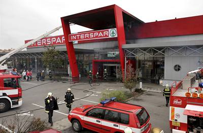 V eských Budjovicích hoel supermarket. Hasii evakuovali stovku lidí.