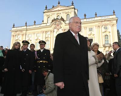 Prezident Václav Klaus u pomníku TGM na Praském hrad.