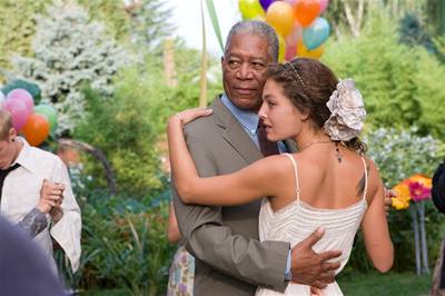 Podoby lásky. Mladiká Chloe (Alexa Davalosová) najde v Harrym (Morgan Freeman) náhradního otce.