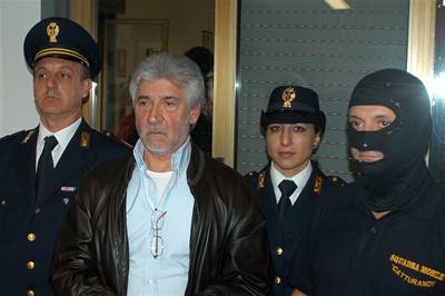 Údajný éf mafie Cosa Nostra Salvatore Lo Piccolo pi zatýkání policií.
