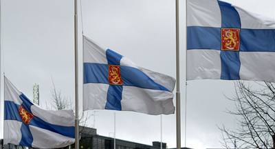 Vlajky staené na pl erdi na památku obtí stelby na finské kole.