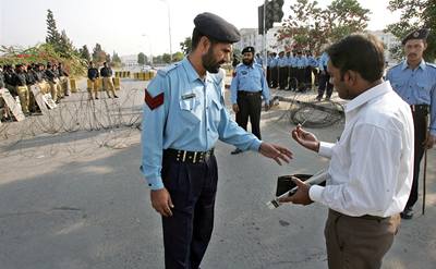 V Pákistánu platí výjimený stav, policie v noci zatýkala.