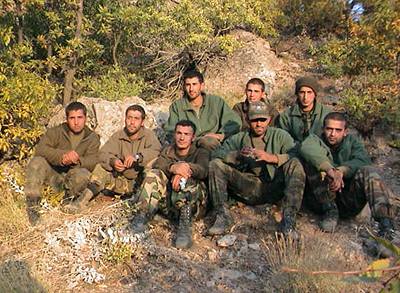 Zajatí turetí vojáci na fotce, kterou zveejnila PKK 24.íjna 2007.