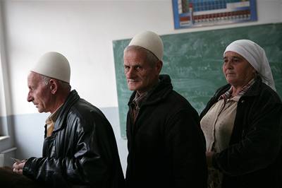 Kosovtí Albánci u voleb, které vyhrála PDK.