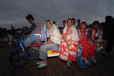 Bangladéské úady musely evakuovat statisíce lidí.