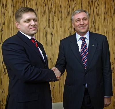 Premiér Mirek Topolánek se svým slovenským protjkem Robertem Ficem.