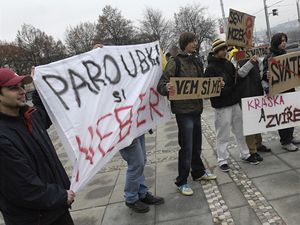 Proti Paroubkov satku se dokonce demonstrovalo.