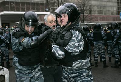 Na protestu proti Putinovi zasahovala policie. Tkoodnci pozatýkali desítky lidí.