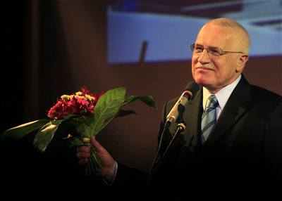 Prezident republiky a estný pedseda ODS Václav Klaus dostal kytici od delegát kongresu strany.