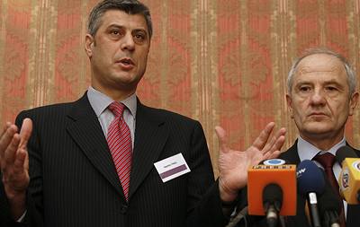 Bývalý povstalecký velitel kosovských Albánc Hashim Thaçi a kosovský prezident Fatmir Sedjiu (vpravo).