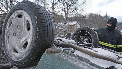 Zledovatlý sníh na silnicích se asto stává píinou mnoha nehod.