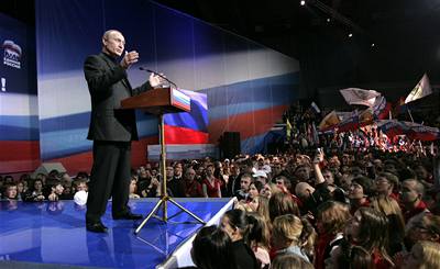 Vladimir Putin hovoí na mítinku ke svým píznivcm.