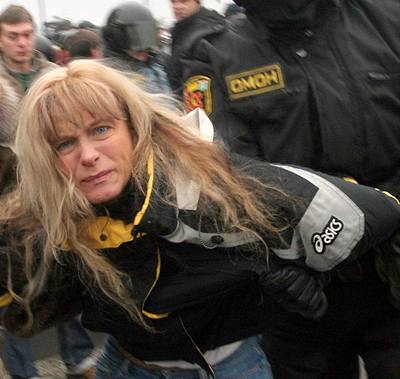 Ruská policie zasáhla v Petrohradu proti demonstrantm.