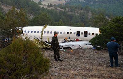 Záchranái obhlíejí trosky letounu spolenosti AtlasJetair, který se zítil v tureckých horách.