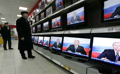 V den, kdy miliony Rus sledovaly projev prezidenta Vladimira Putina na televizních obrazovkách, byl jeho nejvtí odprce, opoziní vdce Garri Kasparov proputn z vzení, kde si odsedl nkolik dní za úast na nepovolené demonstraci.