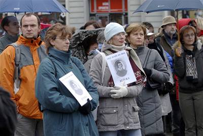 Stávkující pedagogové se seli také na Batkov námstí v Hradci Králové.