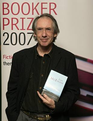 Spisovatel Ian McEwan s knihou On Chesil Beach.