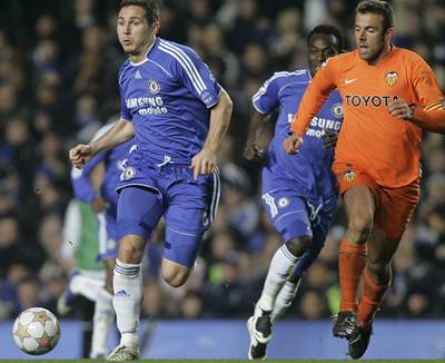 Záloník Chelsea Frank Lampard (vlevo).