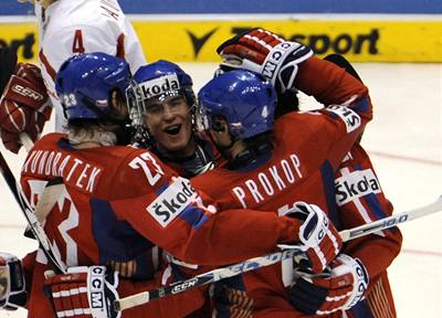 etí hokejisté se radují z vítzství nad Dánskem na Mistrovství svta 2007.