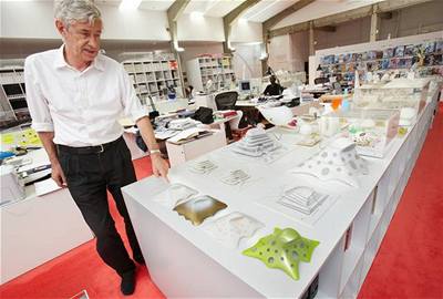 Architekt Jan Kaplický ve svém studiu s návrhy nové Národní knihovny.