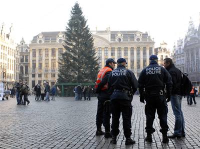 V centru Bruselu platí písná bezpenostní opatení. Policisté hlídkující na námstí Grand Place.