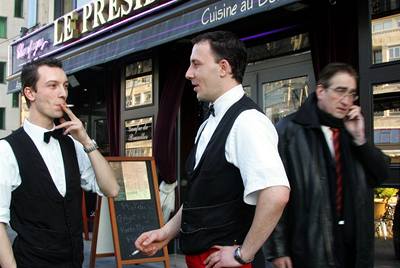 Od prvního ledna platí ve Francii zákaz kouení v restauracích, barech a kavárnách. Kouit se smí u pouze na ulici. 
