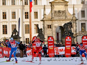 Lyaky ped Praskm hradem. Tet etapa serilu Tour de Ski se jela v Praze.