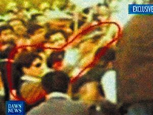 Vrah na amatrskm zbru. Na snmku amatrskho fotografa mu v brlch stl na Bnazr Bhuttovou.