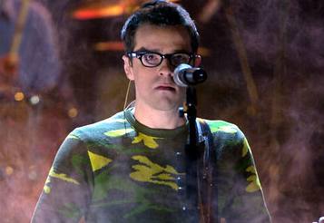 Zpvák kapely Weezer Rivers Cuomo.