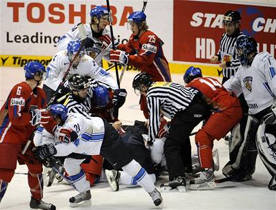 Hromadná bitka eských a finských hrá propukla na konci utkání o 5. místo na hokejovém mistrovství svta hrá.