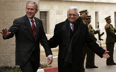 Americký prezident George Bush a pedseda palestinské samosprávy Mahmúd Abbás.