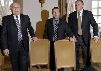 Prezident Václav Klaus (vlevo) navtívil 17. ledna poslanecký klub ODS. Uprosted je pedseda poslaneckého klubu ODS Petr Tlucho a vpravo premiér Mirek Topolánek.