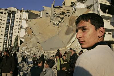 Palestinci v Gaze sledují následky izraelského bombardování v Gaze.