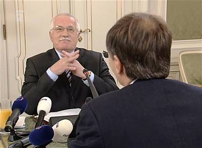 Václav Klaus nevícn zkoumá Jana vejnara