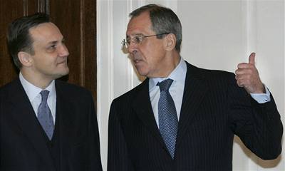 Ruský ministr zahranií Sergej Lavrov po jednání se svým polským protjkem Radoslawem Sikorskim.
