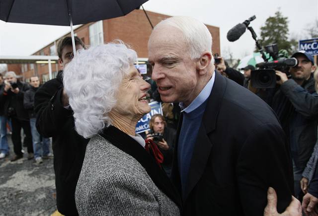 Republikánský kandidát John McCain vtáhl svou matku do kampan.