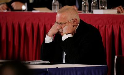 Po dlouhých hodinách páteního ekání se Václav Klaus znovuzvolení nedokal.