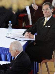 Prezidentt kandidti Jan vejnar (vpravo v pozad) a Vclav Klaus poslouchaj projevy enk. 