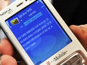 Sentorka Jana Juenkov ukazuje novinm anonymn textovou zprvu ve svm mobilnm telefonu 