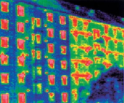 Obrzek zskan termoviz porovnv tepeln ztrty zateplen a nezateplen fasdy.