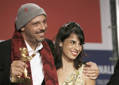 Reisér Jose Padilha a hereka Maria Ribeiro pi pedávání cen festivalu Berlinale.