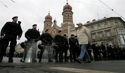 Policejní kordón ped velkou synagogou v Plzni pi demonstraci, která se konala 19. ledna 2008.