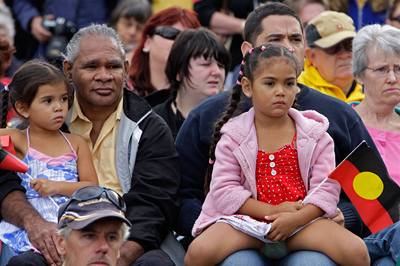 Aboriginci sledují omluvu premiéra Kevina Rudda.
