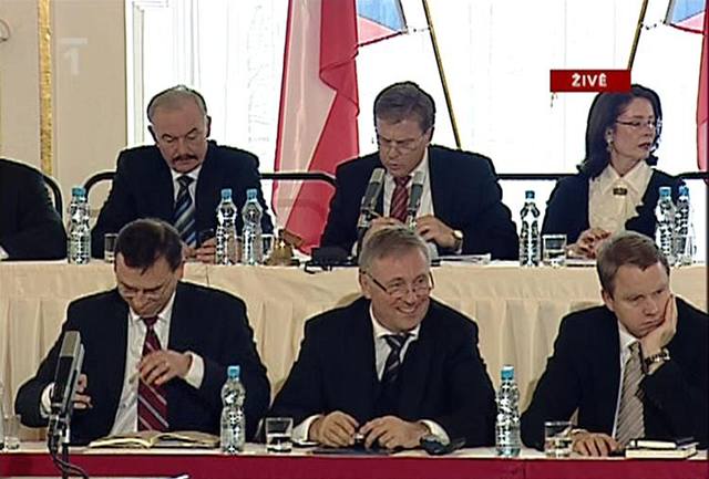 Mirek Topolánek se usmívá, ODS pistoupila na veejnou volbu