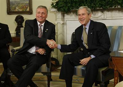 Americký prezident Bush a eský premiér Topolánek pi setkání ve Washingtonu.