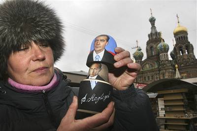 Putin se pesouvá do sídla premiéra, moc ale neztratí.