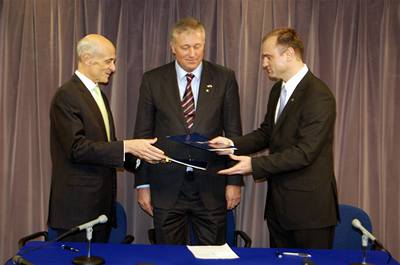 Ministr vnitra Ivan Langer (vpravo), ministr vnitní bezpenosti USA Michael Chertoffem (vlevo) a premiér Mirek Topolánek