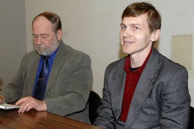 Odsouzený duchovní Zbynk Schneider (vpravo).