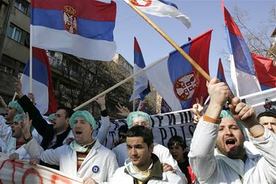 Srbtí studenti demonstrují proti odtrení Kosova.