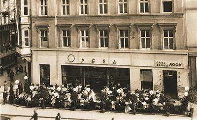 Na míst kavárny Opera je dnes banka.